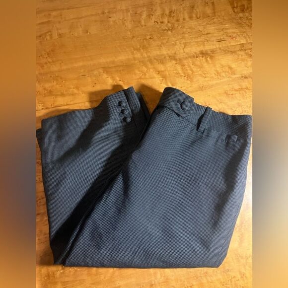 Ann Taylor Pants - Ann Taylor Petite, capri pants, button detail, excellent condition, size 6P